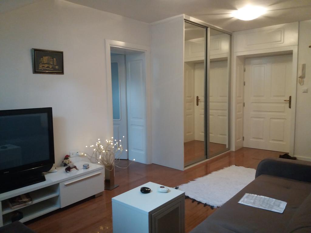 Main Street Apartment Сараево Экстерьер фото