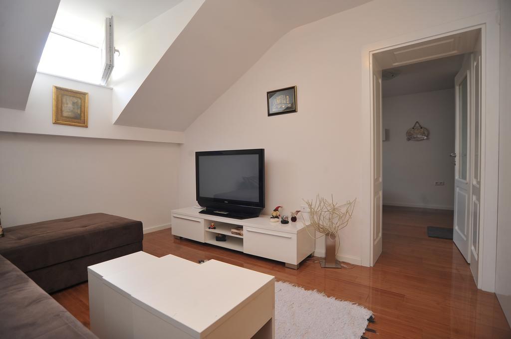 Main Street Apartment Сараево Экстерьер фото