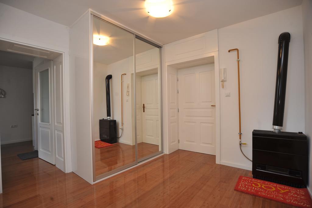 Main Street Apartment Сараево Экстерьер фото