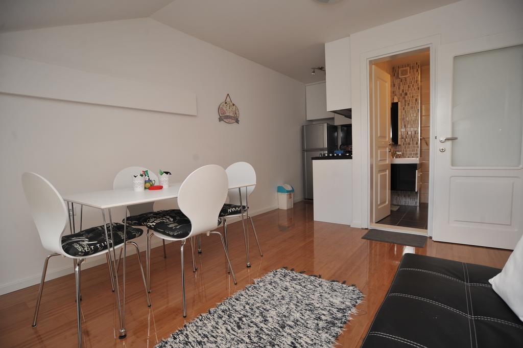Main Street Apartment Сараево Экстерьер фото