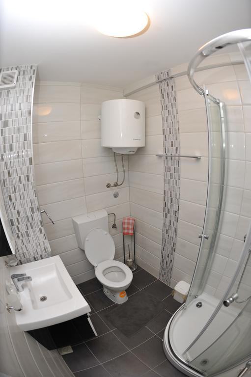 Main Street Apartment Сараево Экстерьер фото