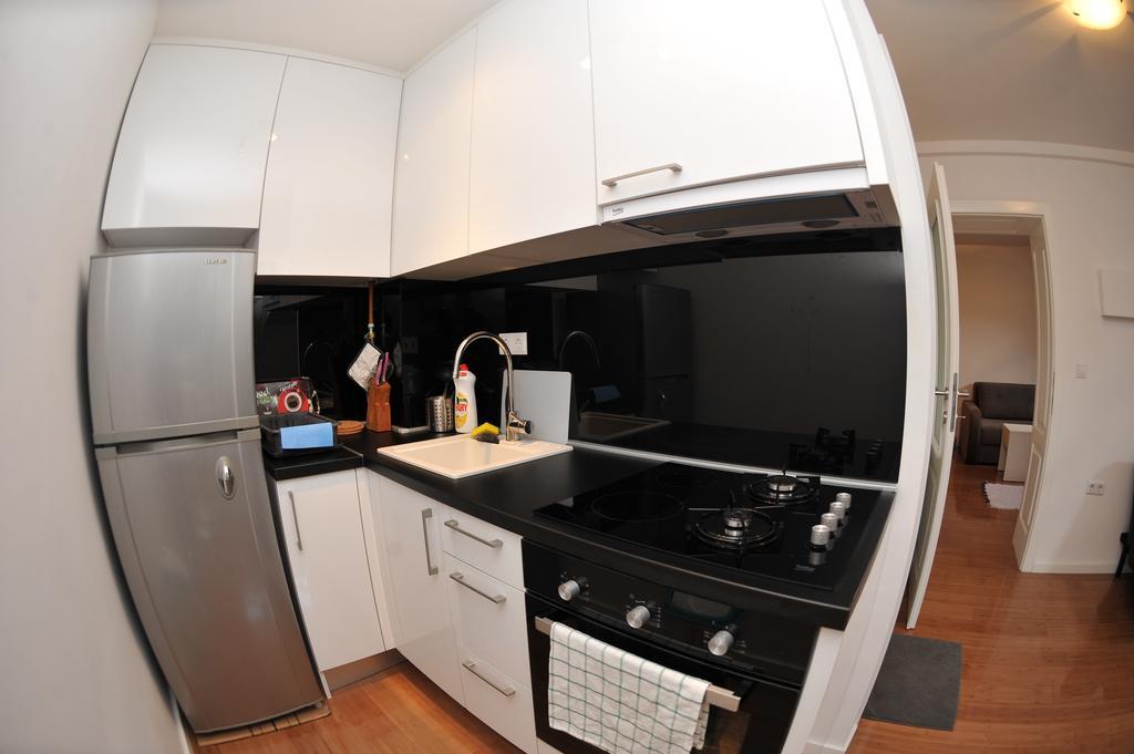 Main Street Apartment Сараево Экстерьер фото